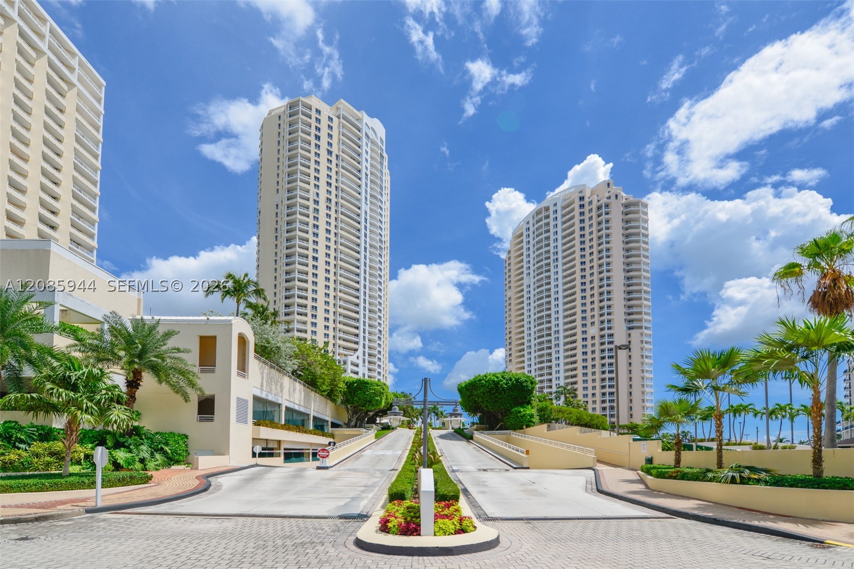 848 Brickell Key Dr #2702, Miami FL 33131