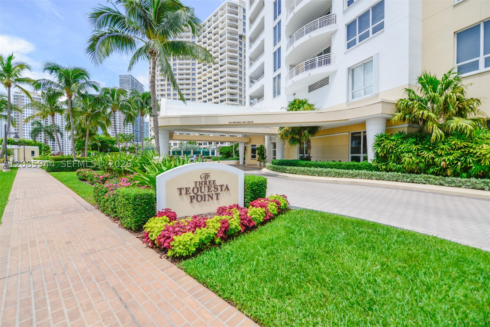 848 Brickell Key Dr #2702, Miami FL 33131