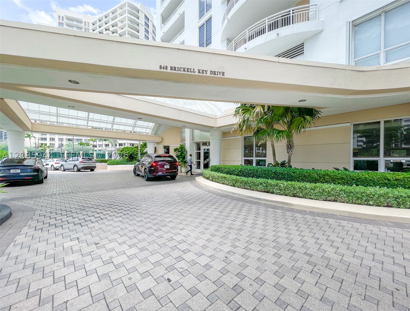 848 Brickell Key Dr #2702, Miami FL 33131