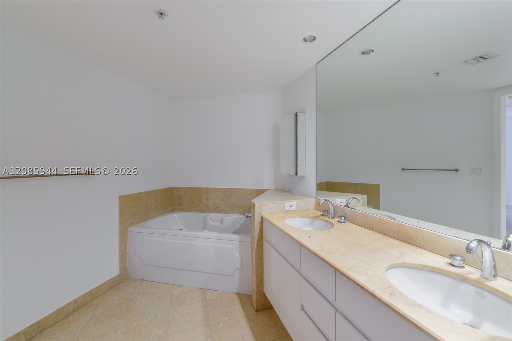 848 Brickell Key Dr #2702, Miami FL 33131