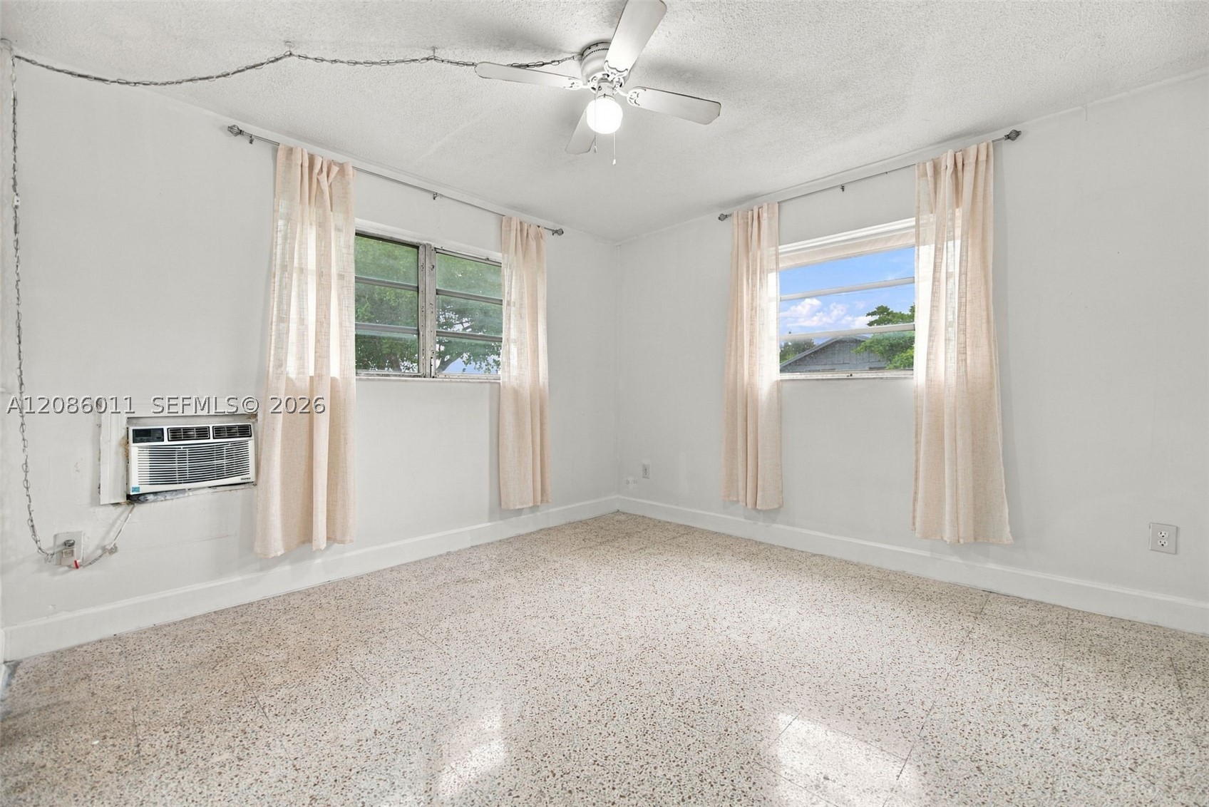 882 NW 2nd St, Miami FL 33128