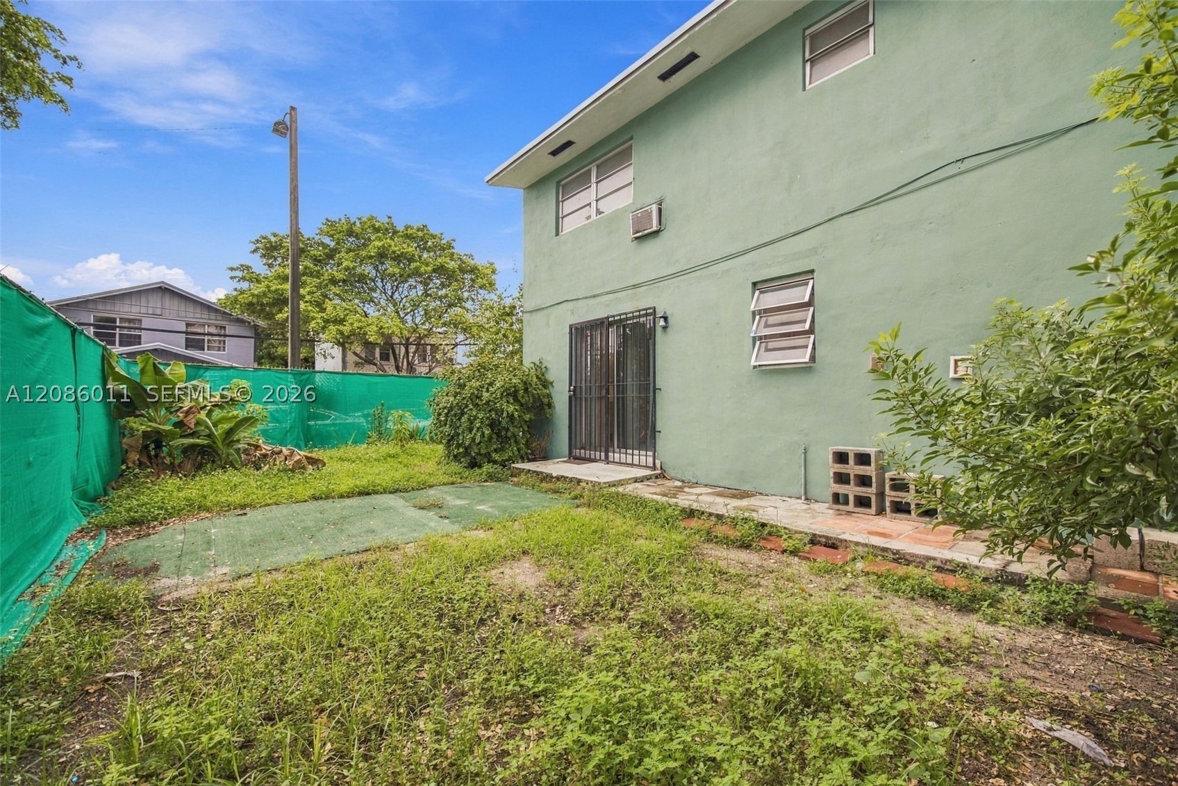 882 NW 2nd St, Miami FL 33128