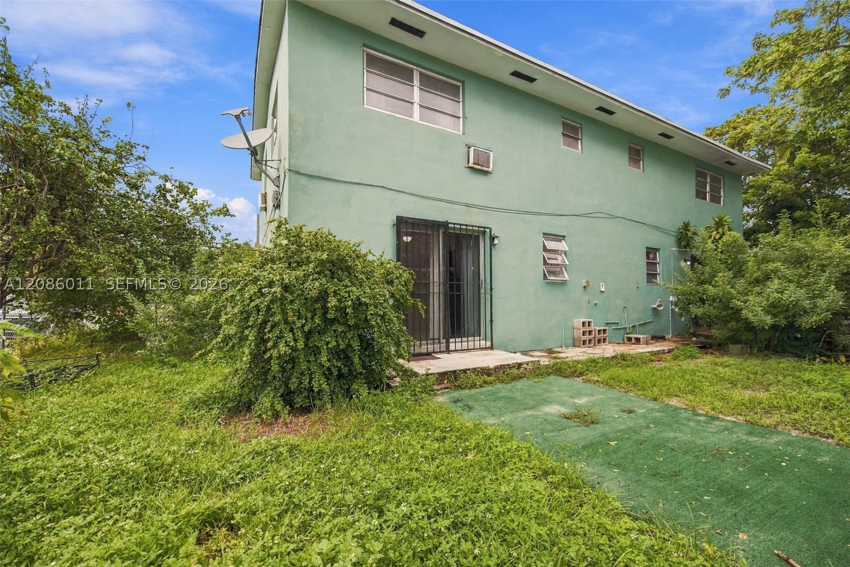 882 NW 2nd St, Miami FL 33128