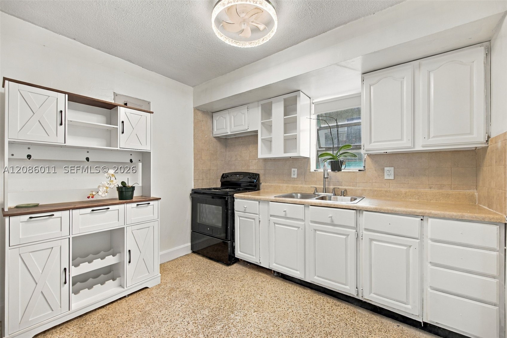 882 NW 2nd St, Miami FL 33128