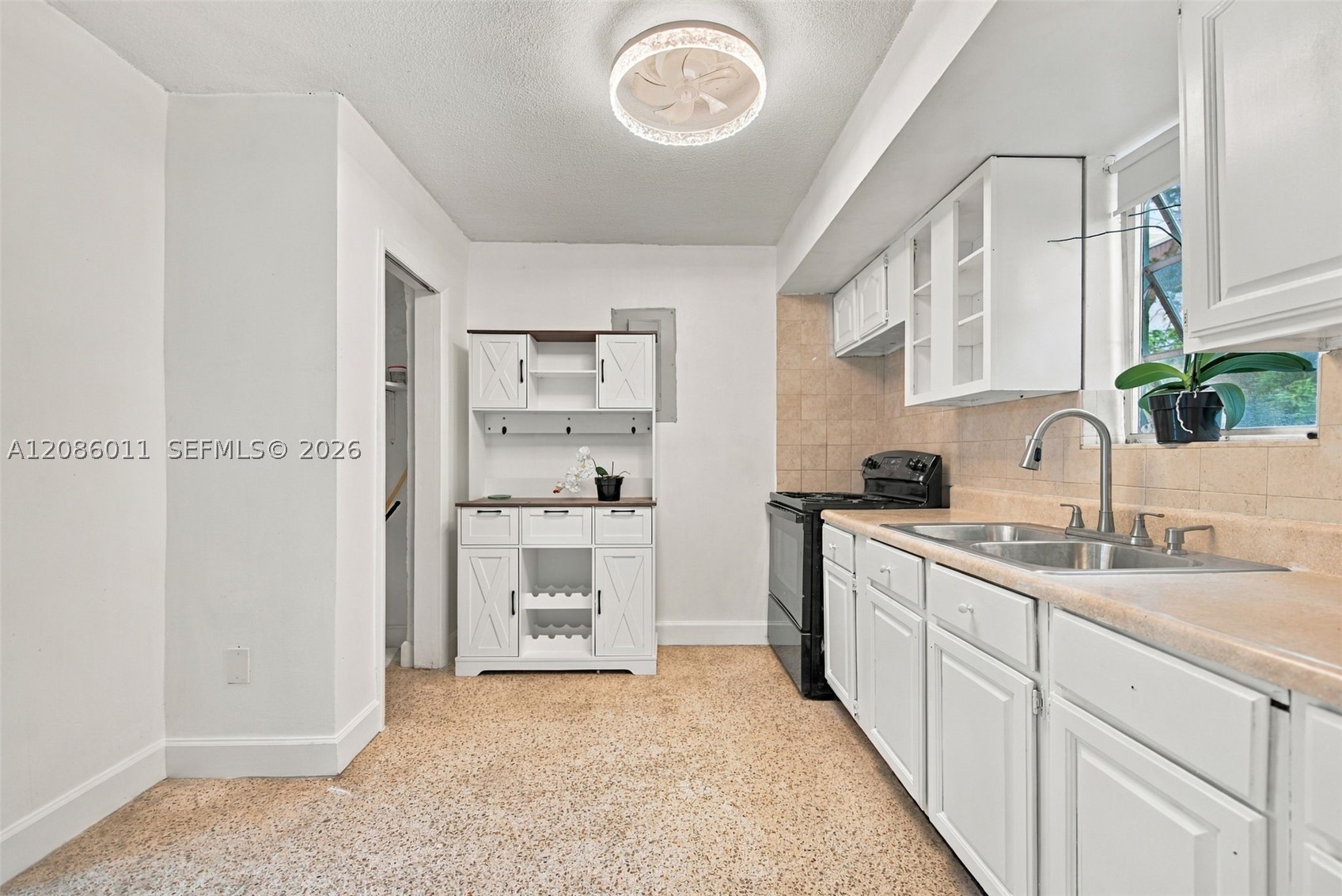 882 NW 2nd St, Miami FL 33128