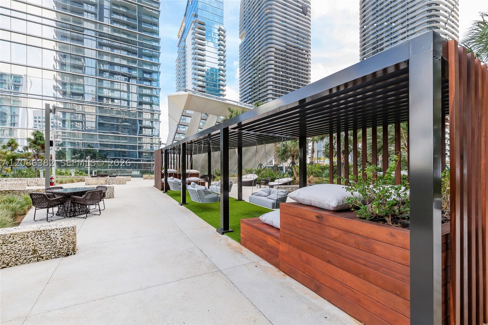 88 SW 7th St #2401, Miami FL 33130
