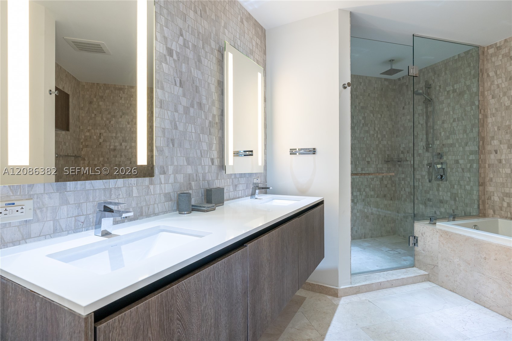 88 SW 7th St #2401, Miami FL 33130
