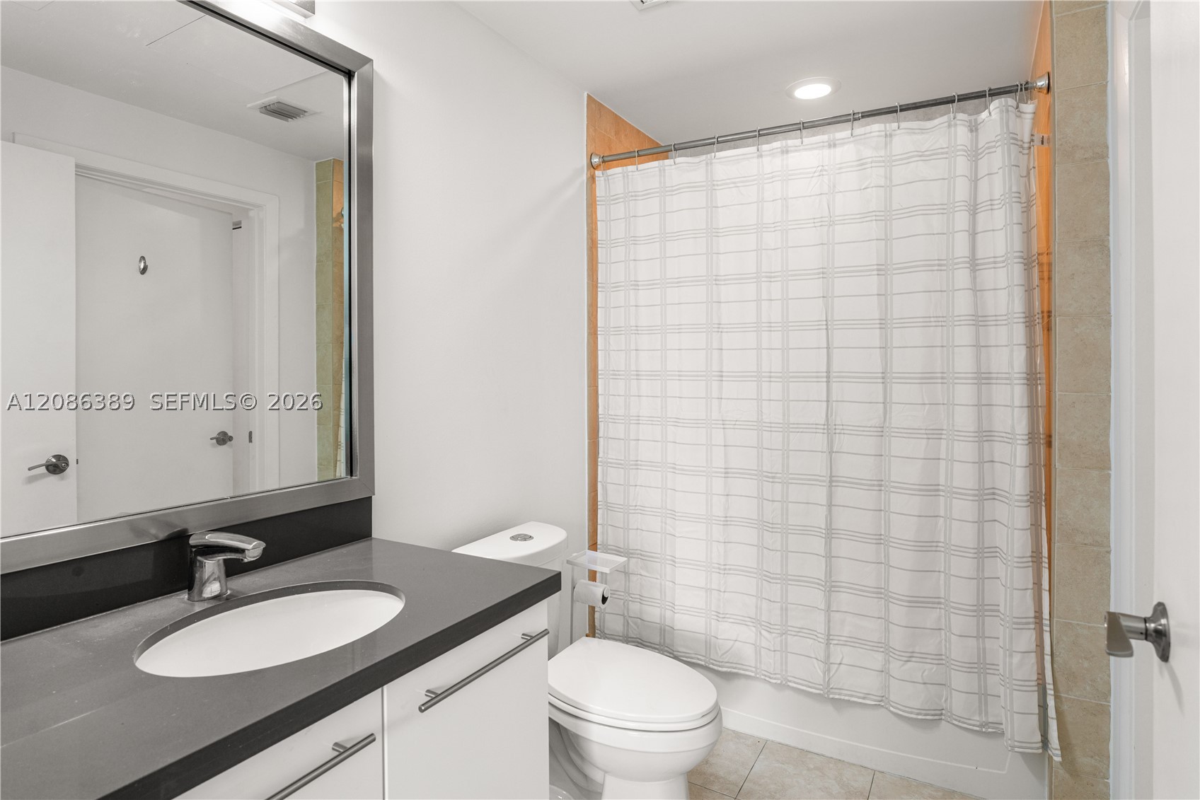 90 SW 3rd St #1115, Miami FL 33130