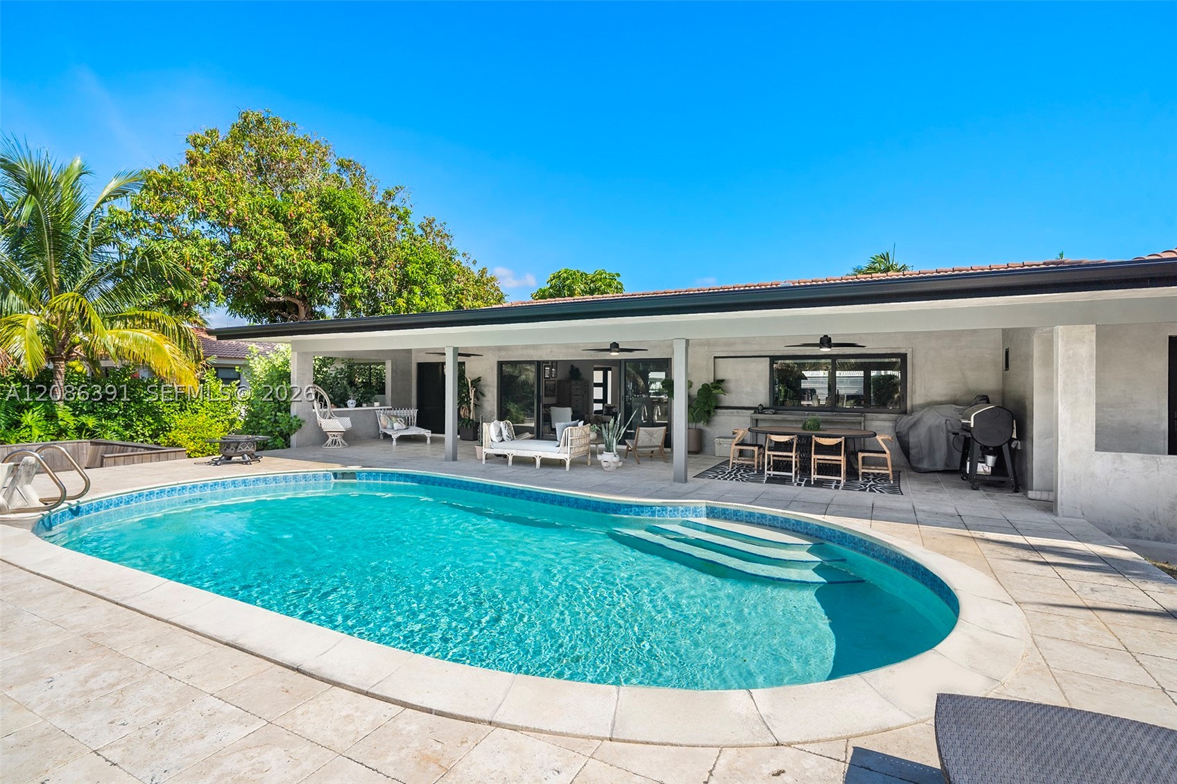 419 Alamanda Dr, Hallandale Beach FL 33009