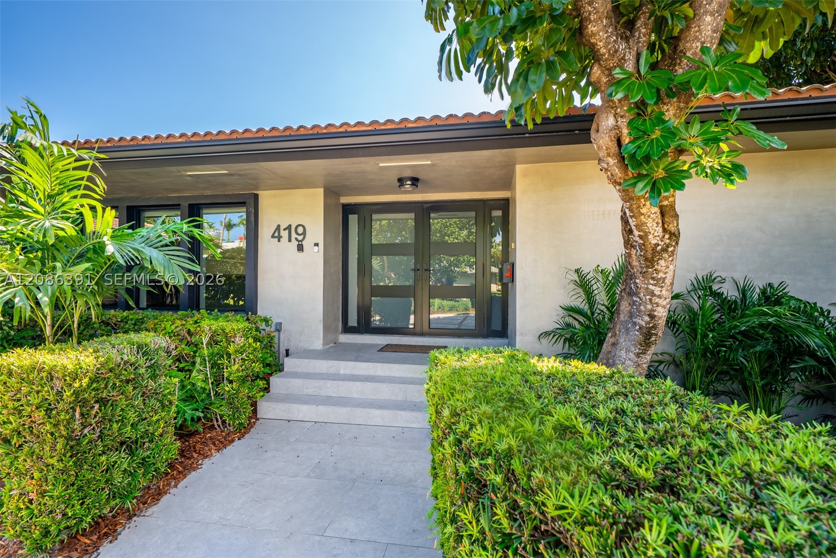 419 Alamanda Dr, Hallandale Beach FL 33009