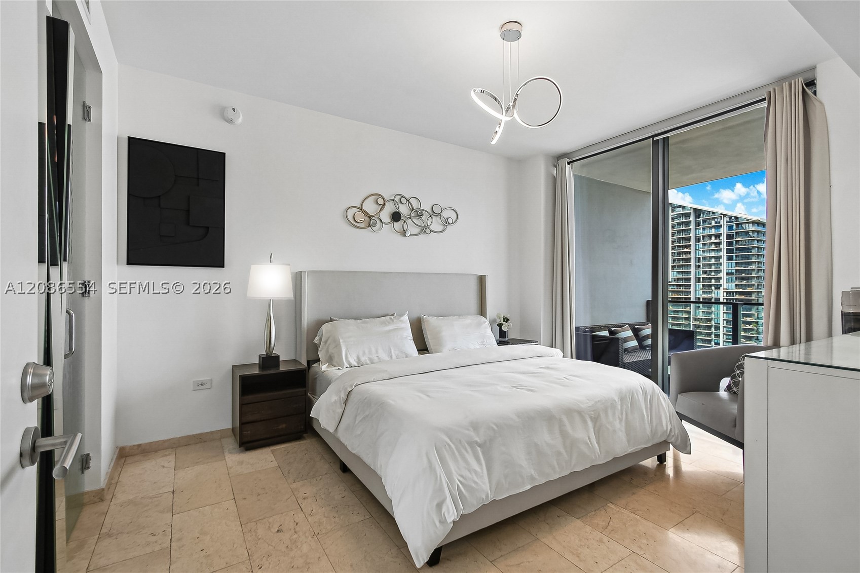 68 SE 6th St #3306, Miami FL 33131