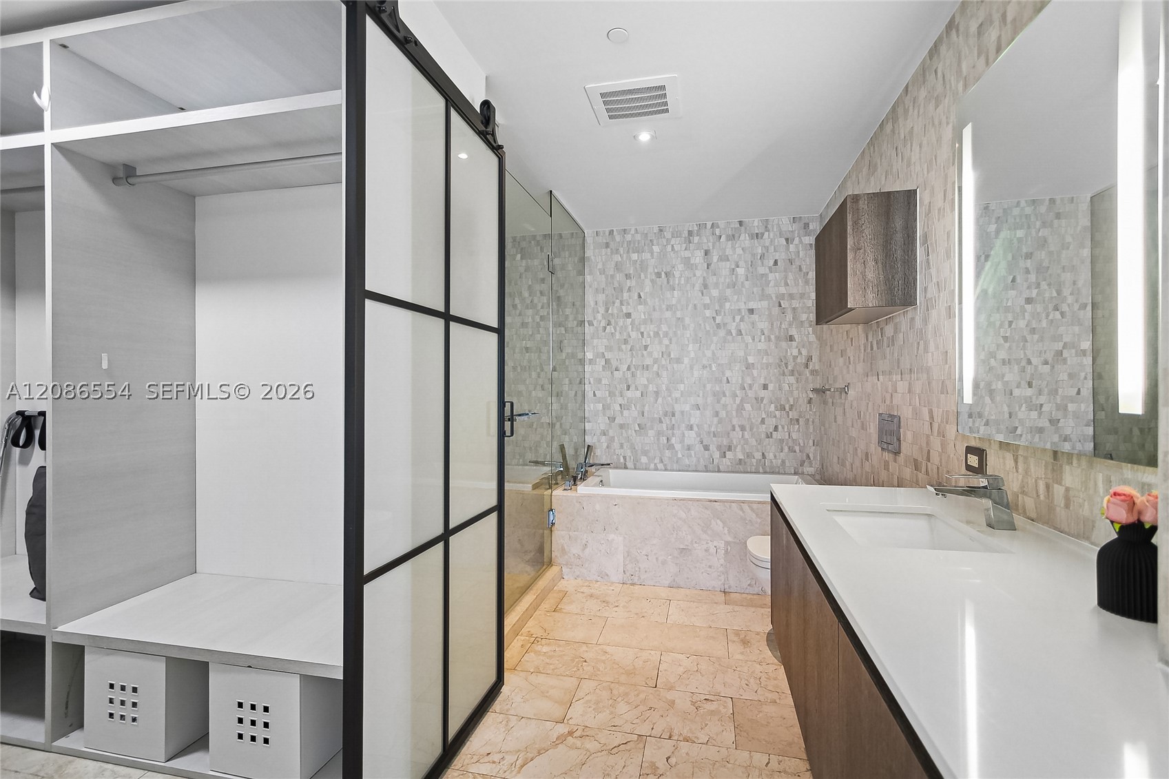 68 SE 6th St #3306, Miami FL 33131