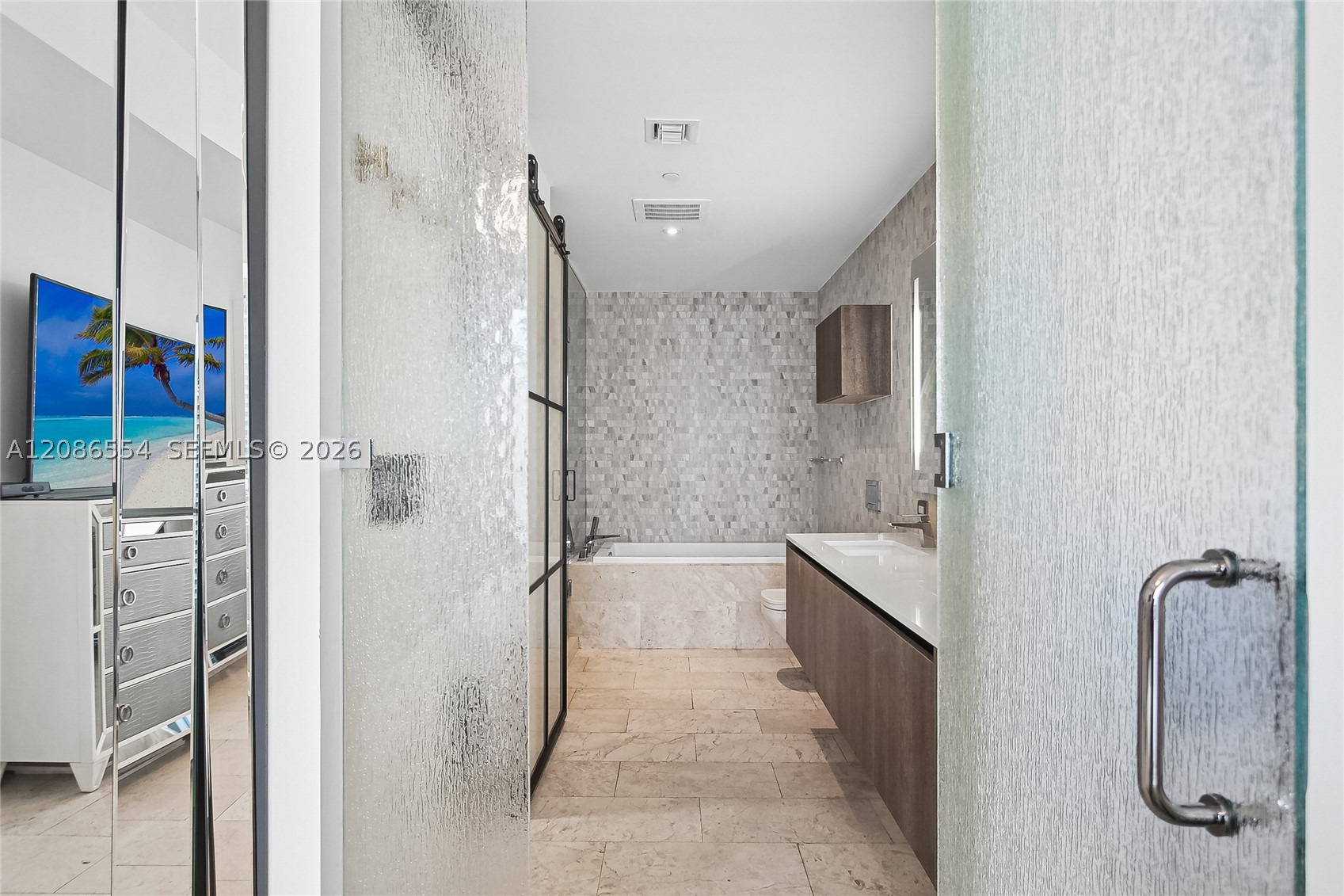 68 SE 6th St #3306, Miami FL 33131