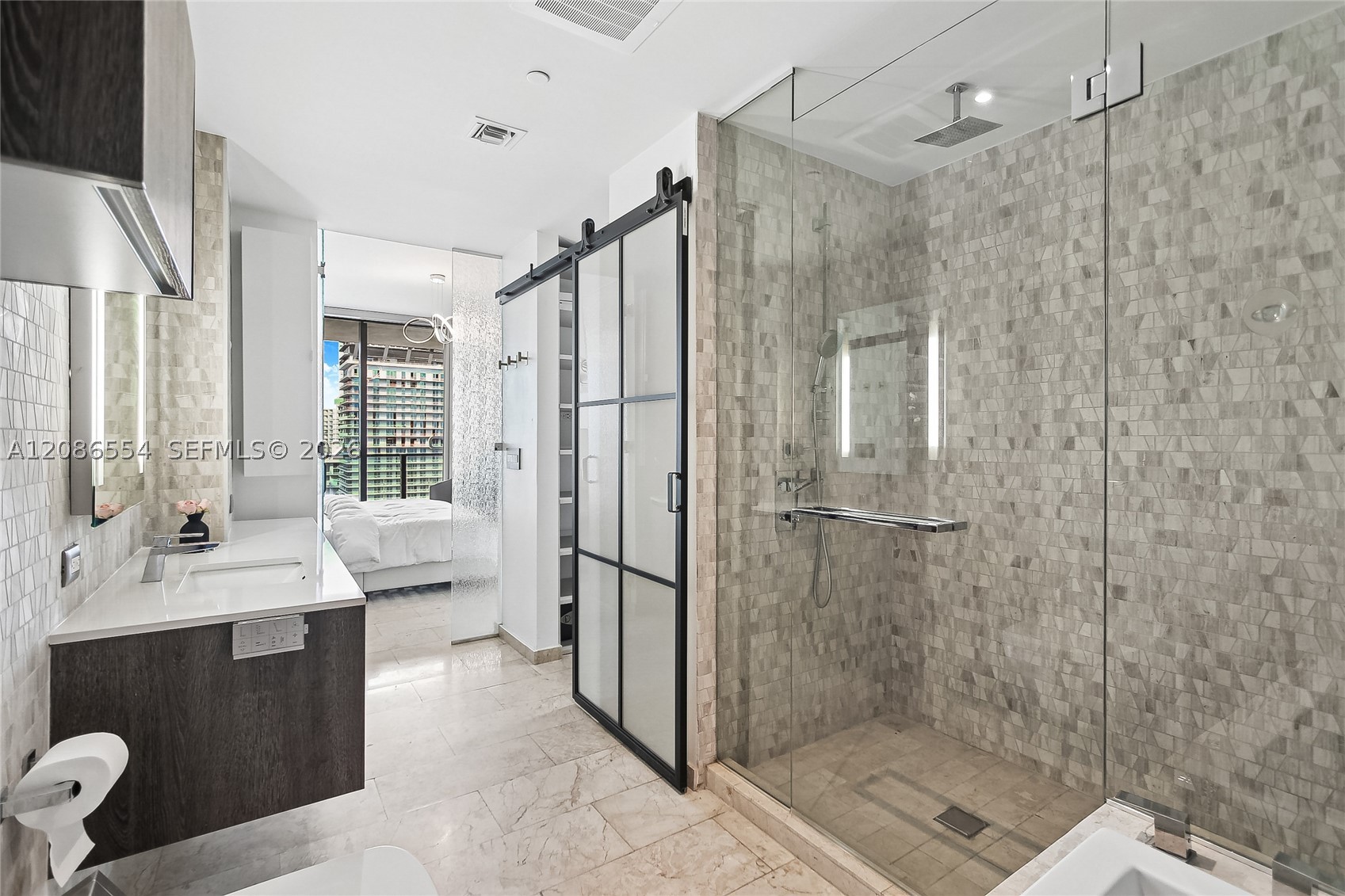 68 SE 6th St #3306, Miami FL 33131