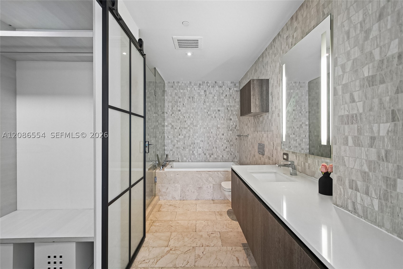 68 SE 6th St #3306, Miami FL 33131