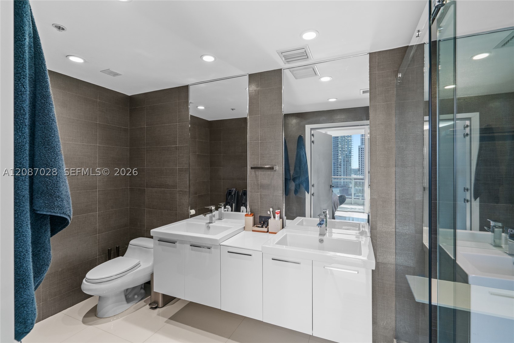 90 SW 3rd St #2204, Miami FL 33130