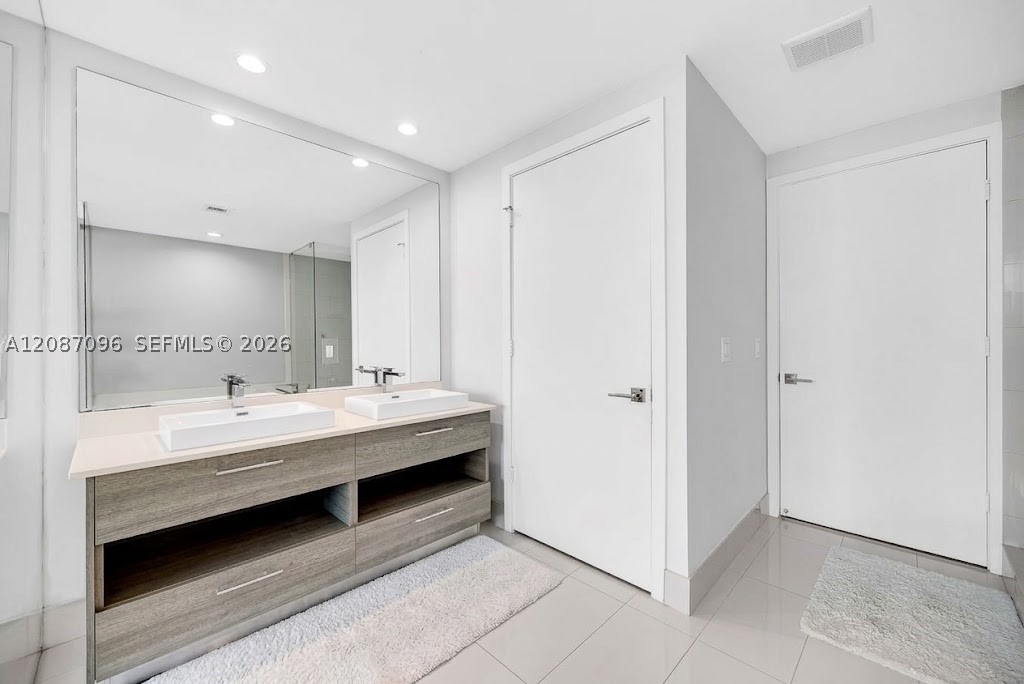 650 NE 32nd St #4705, Miami FL 33137
