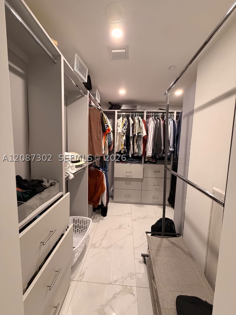 Miami FL 33132 - A12087302