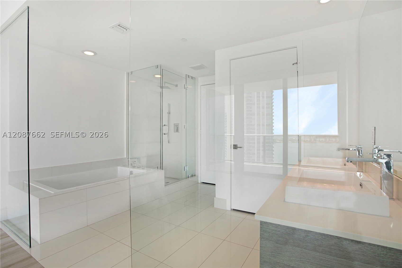 650 NE 32nd St #2802, Miami FL 33137