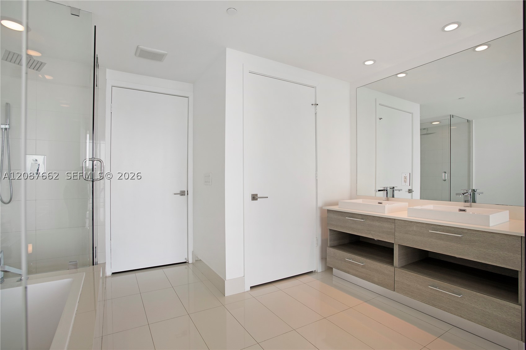 650 NE 32nd St #2802, Miami FL 33137