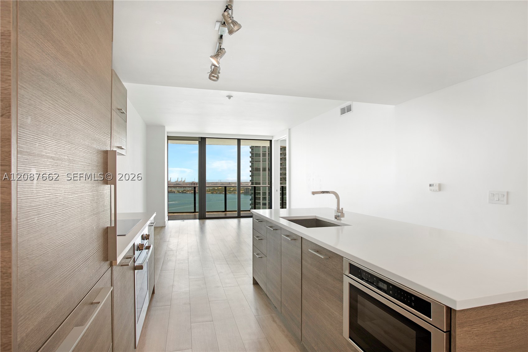 650 NE 32nd St #2802, Miami FL 33137