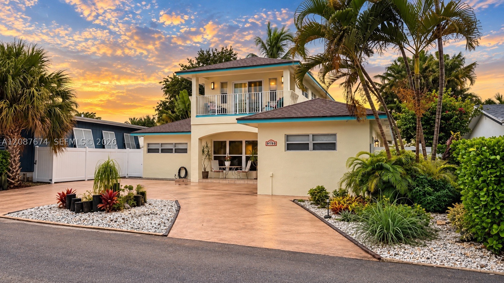 919 S Lakeside Pl, Lantana FL 33462