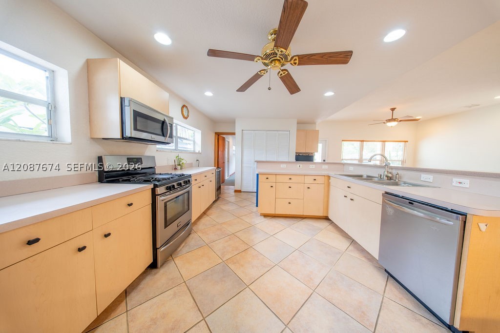 919 S Lakeside Pl, Lantana FL 33462