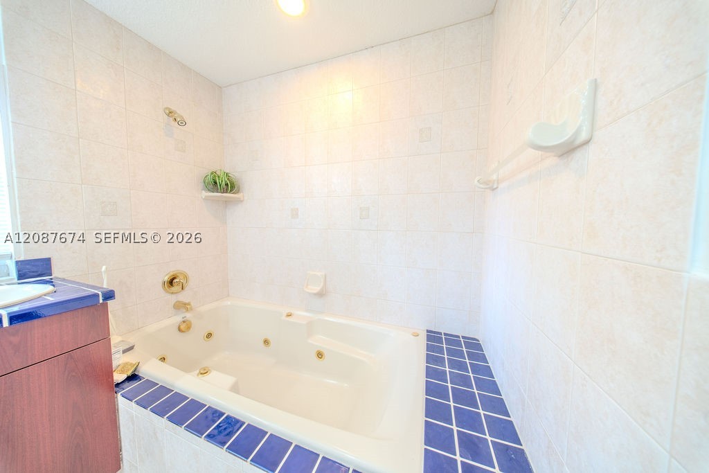 919 S Lakeside Pl, Lantana FL 33462