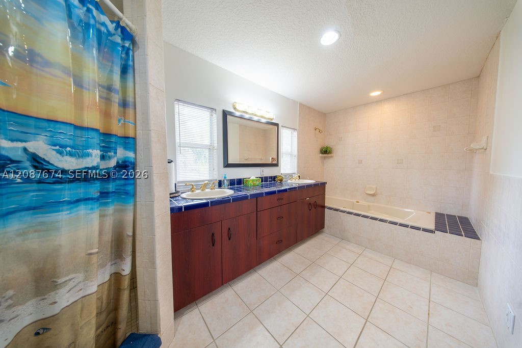 919 S Lakeside Pl, Lantana FL 33462