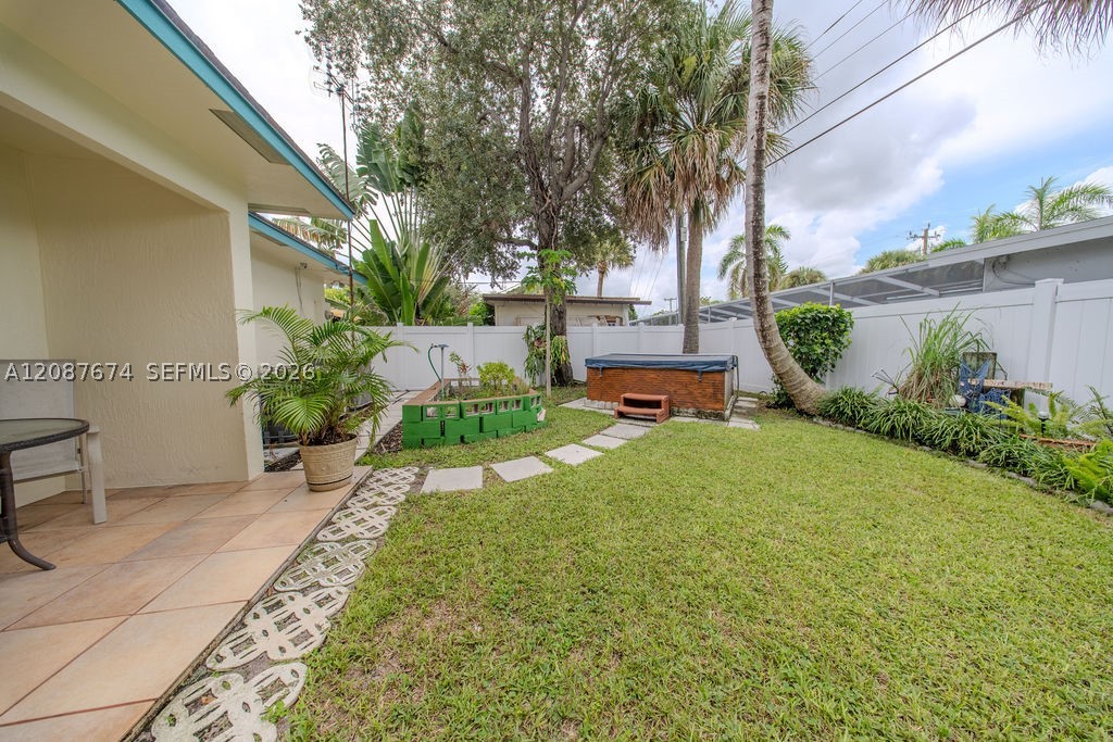 919 S Lakeside Pl, Lantana FL 33462