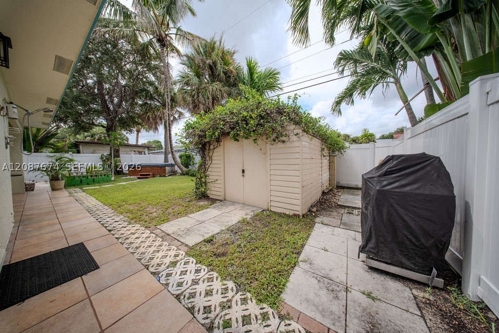 919 S Lakeside Pl, Lantana FL 33462