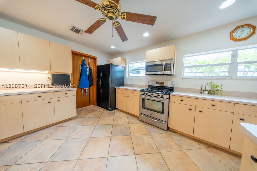 919 S Lakeside Pl, Lantana FL 33462