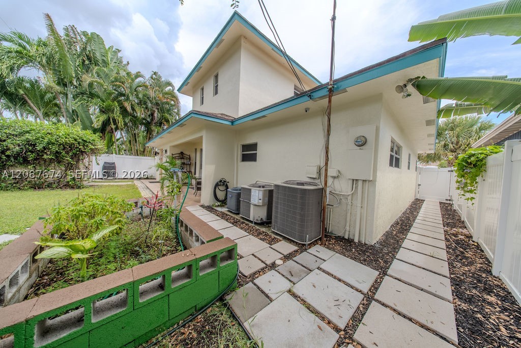 919 S Lakeside Pl, Lantana FL 33462