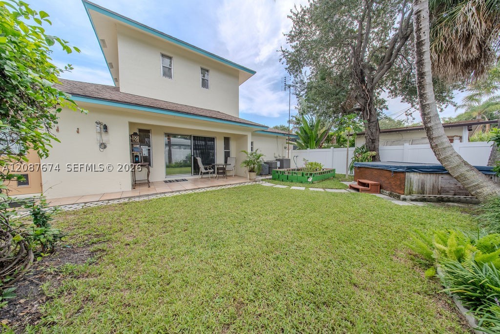 919 S Lakeside Pl, Lantana FL 33462