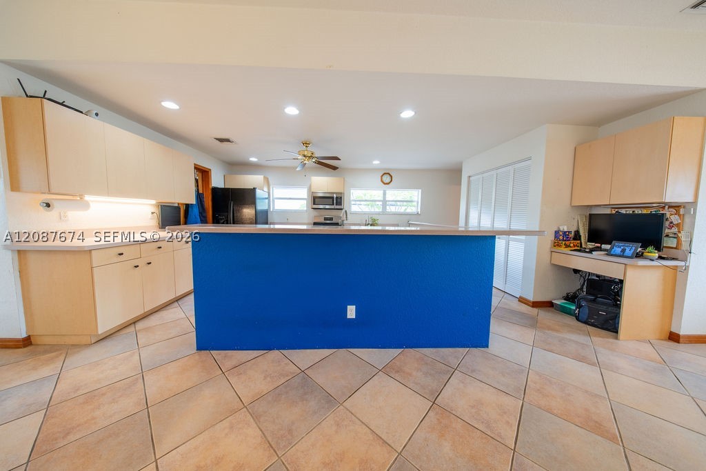 919 S Lakeside Pl, Lantana FL 33462