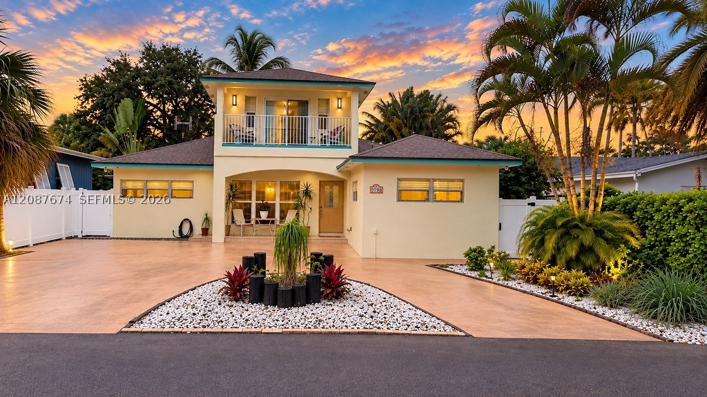 919 S Lakeside Pl, Lantana FL 33462