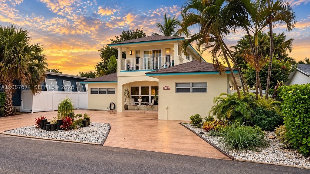 919 S Lakeside Pl, Lantana FL 33462