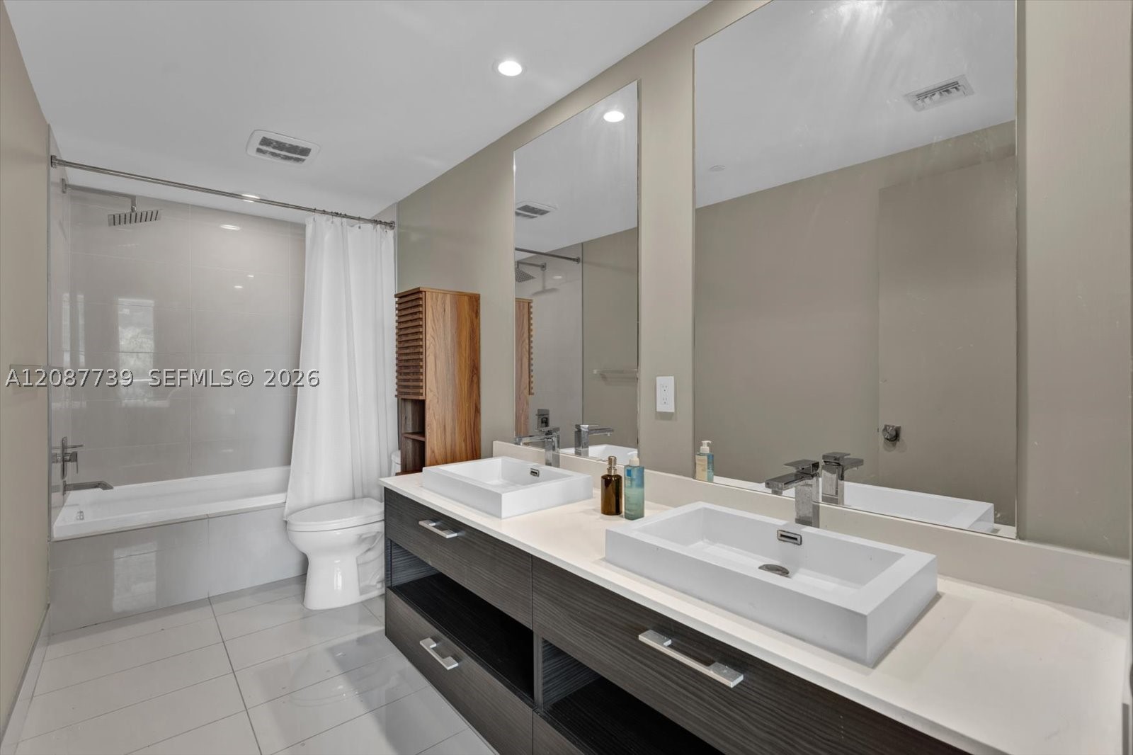 45 SW 9th St #1002, Miami FL 33130