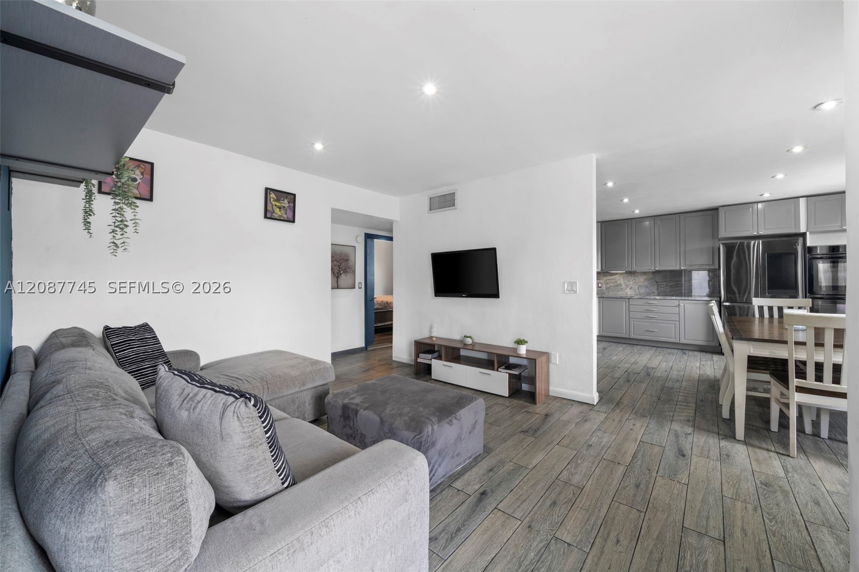 2858 Pine Tree Dr #5, Miami Beach FL 33140