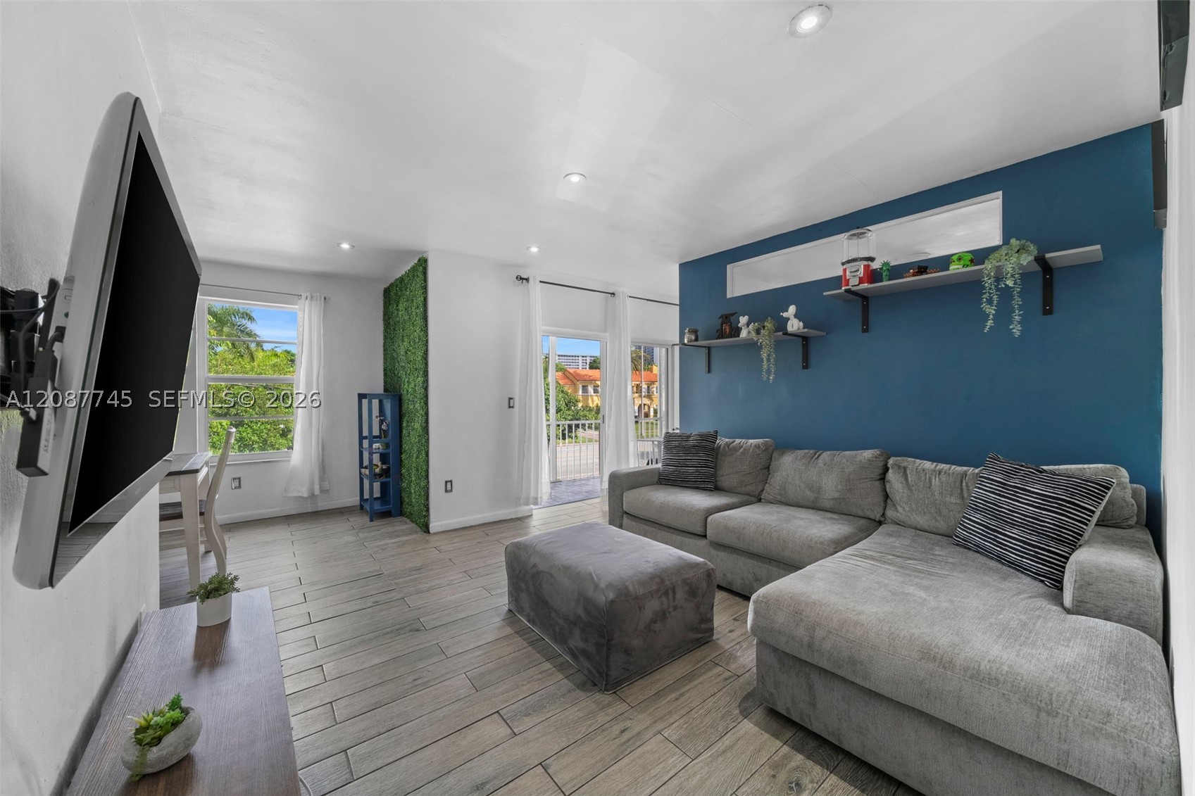 2858 Pine Tree Dr #5, Miami Beach FL 33140