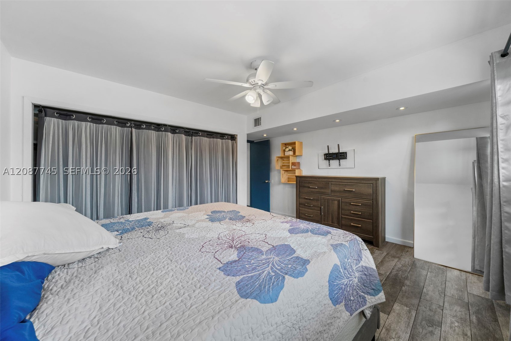 2858 Pine Tree Dr #5, Miami Beach FL 33140