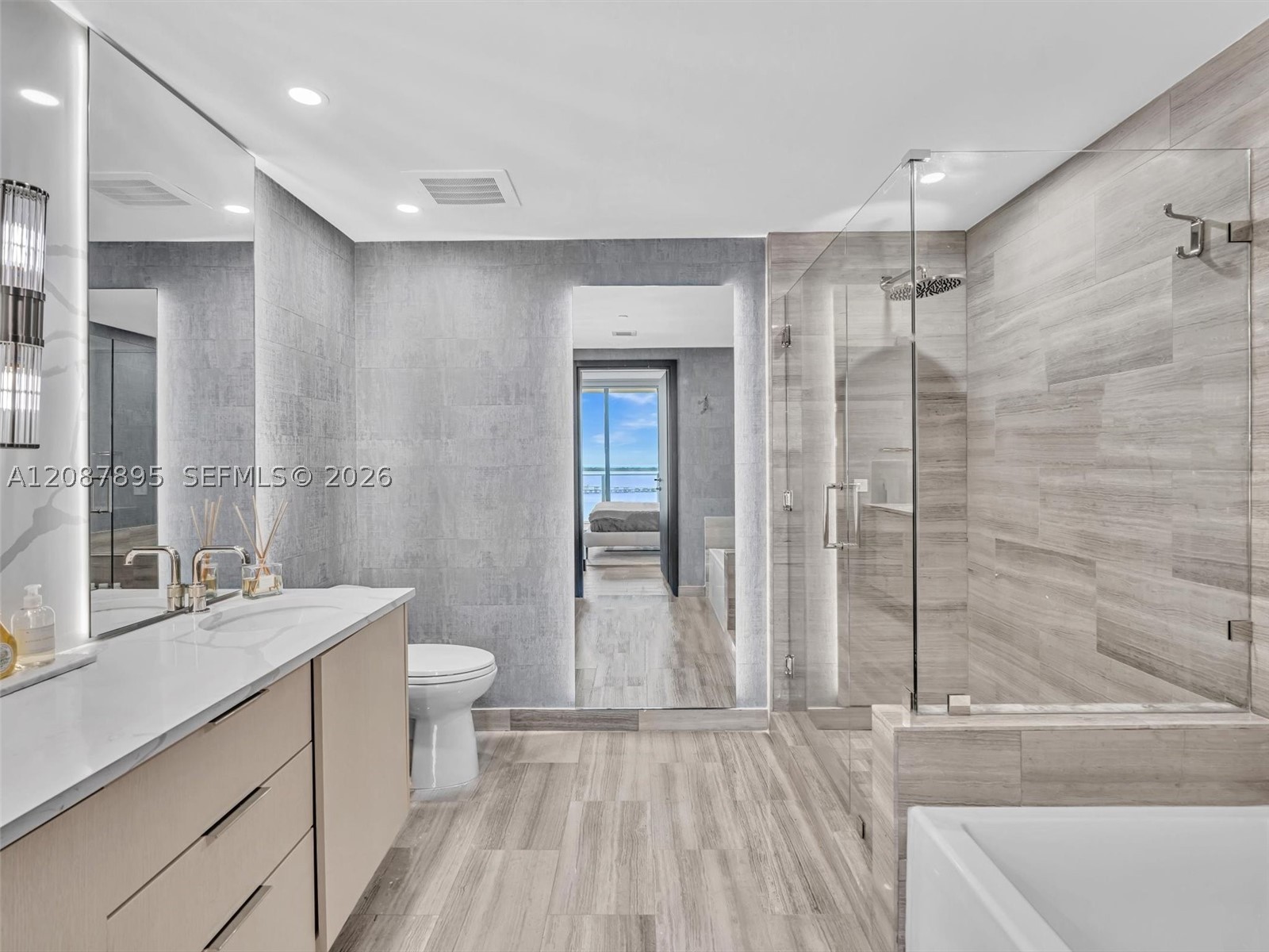 1300 NE Brickell Bay Dr #2905, Miami FL 33131