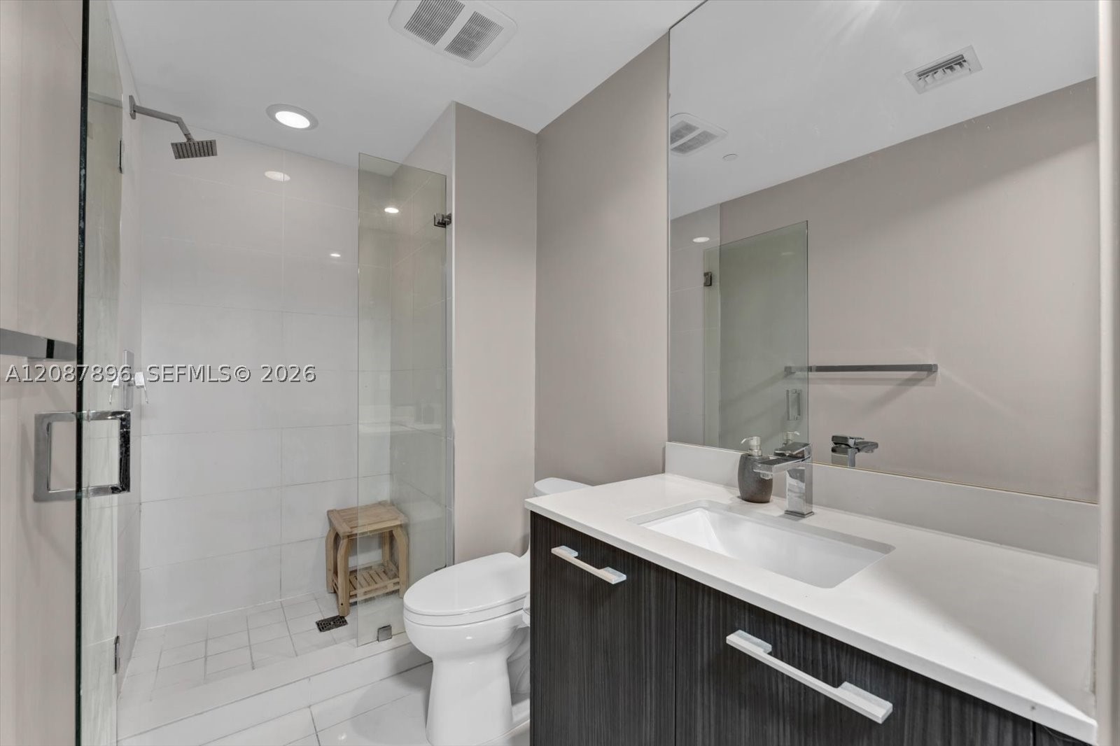 45 SW 9th St #1002, Miami FL 33130