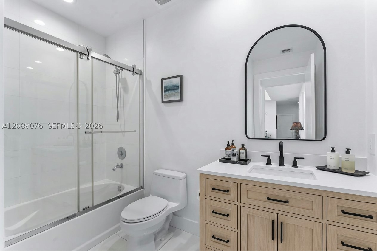 950 Brickell Bay Dr #5506, Miami FL 33131