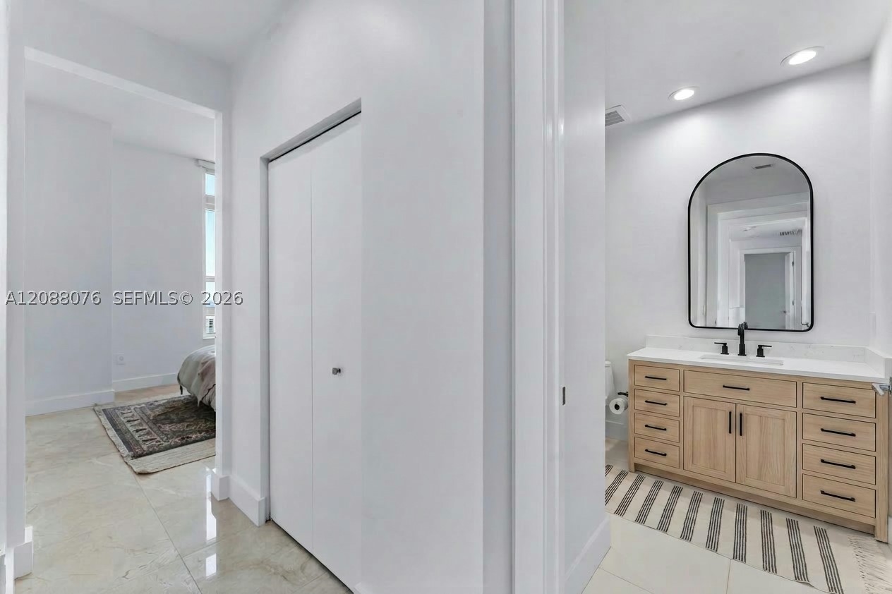 950 Brickell Bay Dr #5506, Miami FL 33131
