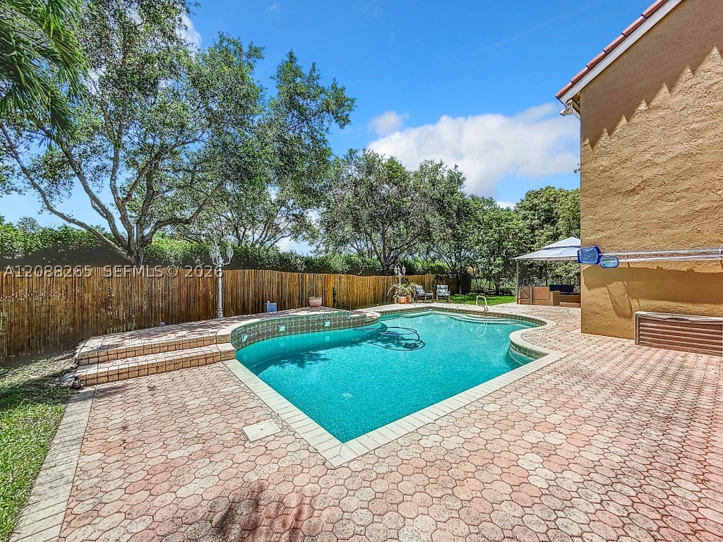 1342 NW 195th Ave, Pembroke Pines FL 33029