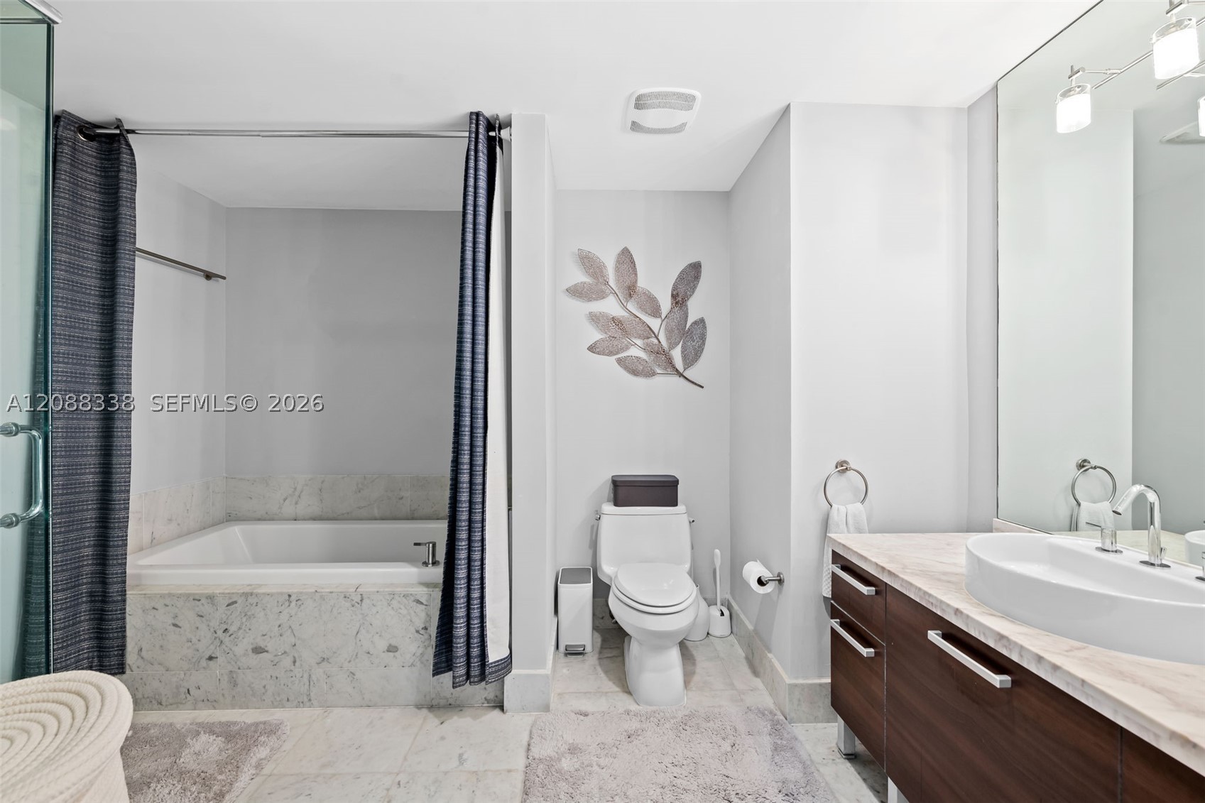 253 NE 2nd St #2501, Miami FL 33132