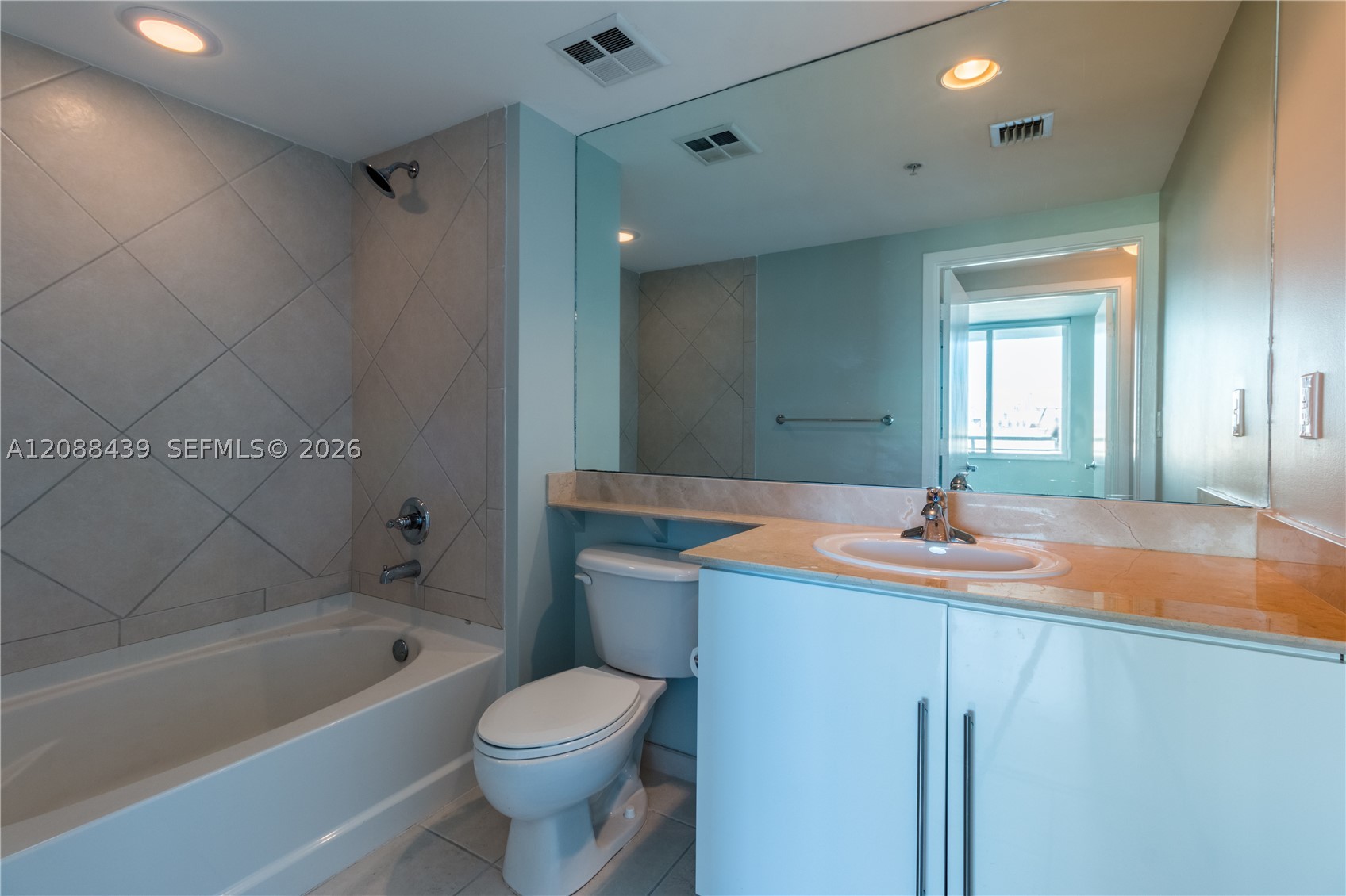 335 Biscayne Blvd #3904, Miami FL 33131