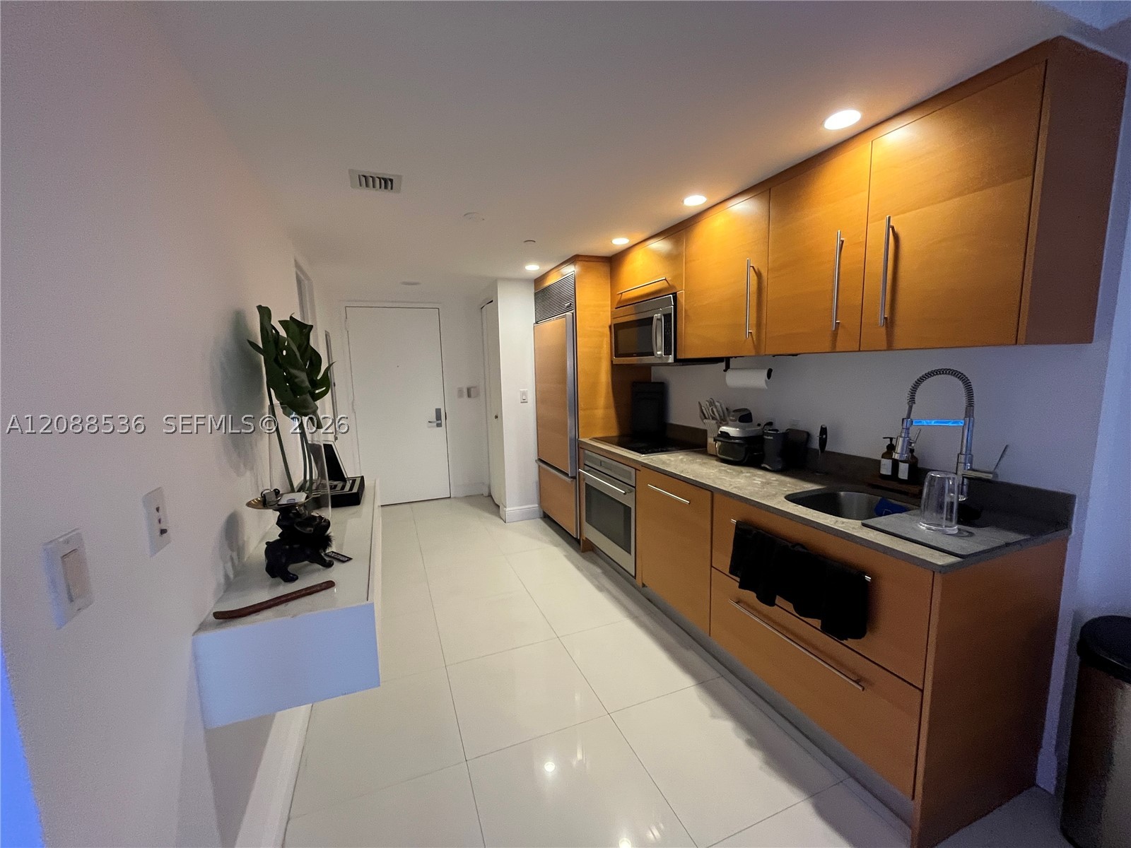 465 Brickell Ave #804, Miami FL 33131