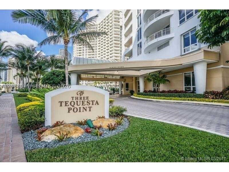 848 Brickell Key Dr #1104, Miami FL 33131